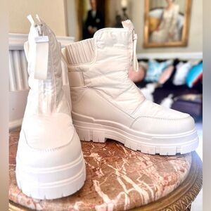 NWOT VIAPIPA white platform snow boots, never worn. Perfect condition. Size 10